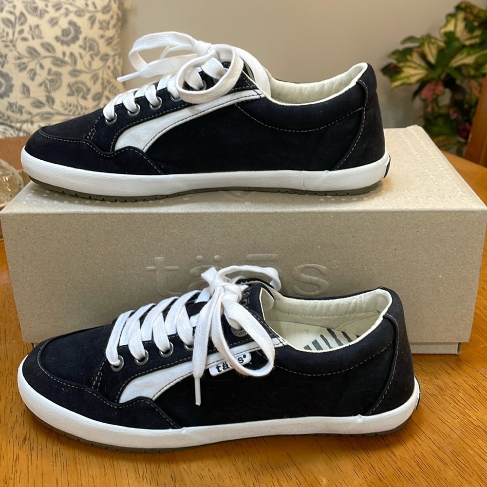 Taos Footwear Black and White women’s Shoes
